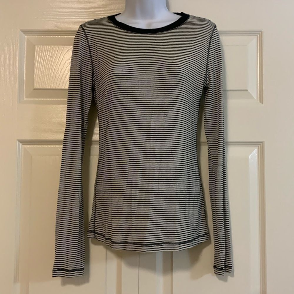 UNIVERSAL THREAD, long sleeve T, XS. Blue stripes, great condition